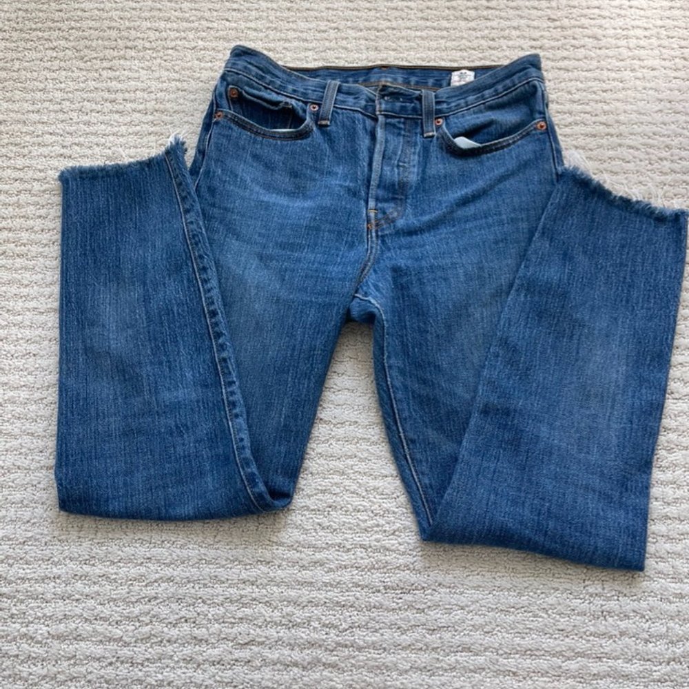 Levi's Women's Jeans Wedgie White Oak Cone Denim Size 27 Blue Tapered Raw Hem